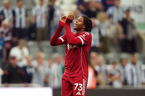 العقد الاحترافي الأول.. ليفربول يحتفظ بجوهرة فريقه